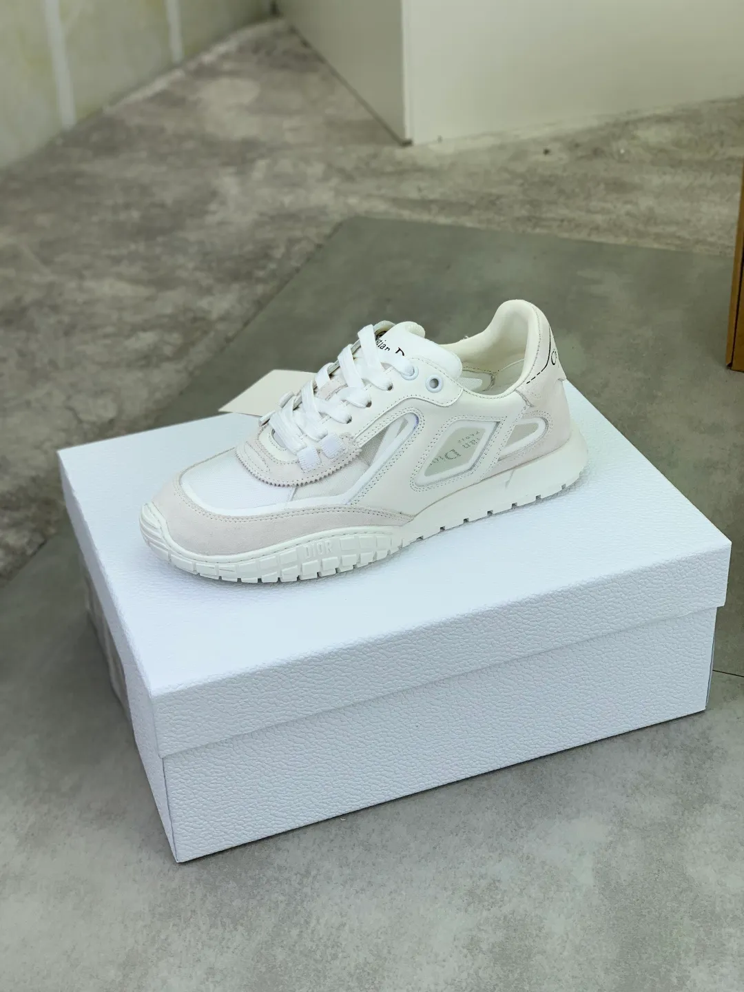 Men's men's shoes P560 new Dior Tech sneakers 2026 early spring series new products, with fashionable details, highlighting retro aesthetics. The light beige anti-suede cow leather upper is spliced ​​with apricot transparent mesh fabric on the side. The upper window edge is adhered with high-frequency flat ironing and back-pressure. It replicates the original craftsmanship, making it beautiful and comfortable without falling off. The interior is made of sheep lining of the same color and is soft and comfortable. The heel and tongue are embellished with the Paris logo. The textured TPU soles with the same color logo. The high-end version is exquisitely packaged with an airplane box, adding to the high-end style. Color: 4️⃣colors available Size: Female 35-41 Male 39-46